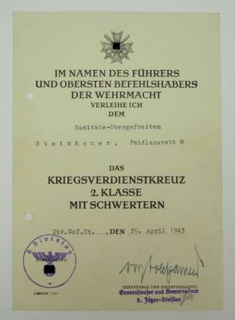 Kriegsverdienstkreuz, 2. Klasse mit Schwertern Urkunde für einen Sanitäts-Obergefreiten des Feldlazarett 8 - Friedrich Volckamer von Kirchensittenbach. - фото 1