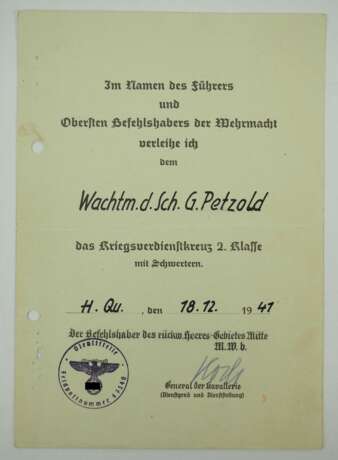 Kriegsverdienstkreuz, 2. Klasse mit Schwertern Urkunde für einen Wachtmeister d. Schutzpolizei - Rudolf Koch-Erpach. - фото 1