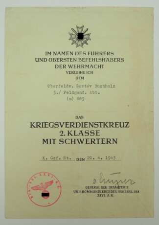 Kriegsverdienstkreuz, 2. Klasse mit Schwertern Urkunde für einen Oberfeldwebel der 3./ Feldgendarmerie Abt. (m) 689 - Ernst von Leyser. - Foto 1
