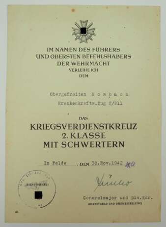 Kriegsverdienstkreuz, 2. Klasse mit Schwertern Urkunde für einen Obergefreiten der Krankenkraftw. Zug 2/211 - Richard Müller. - фото 1