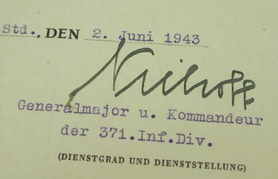 Kriegsverdienstkreuz, 2. Klasse mit Schwertern Urkunde für einen Oberzahlmeister des Verpflegungs Amt 371 - Hermann Niehoff. - Foto 2