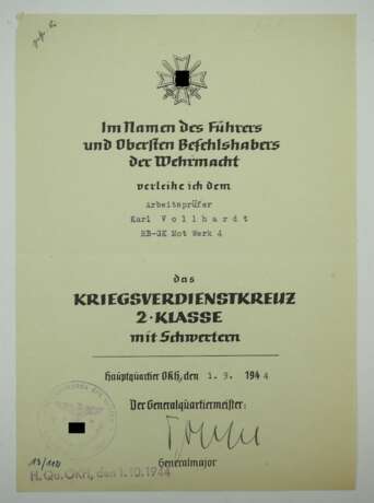 Kriegsverdienstkreuz, 2. Klasse mit Schwertern Urkunde für einen Arbeitsprüfer der RB-GK Mot Werke 4 - Alfred Toppe. - photo 1