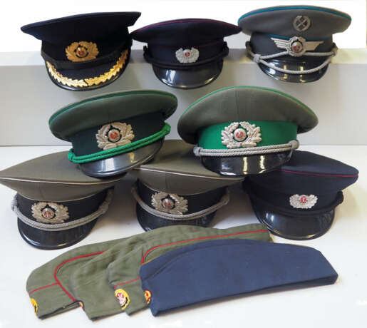 DDR: Lot von 12 Kopfbedeckungen. - Foto 1