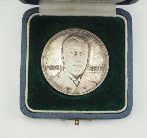 Zepplin: Silbermedaille auf dei Ozeanfahrt mit Dr. Eckener 1924, im Etui. - Foto 3