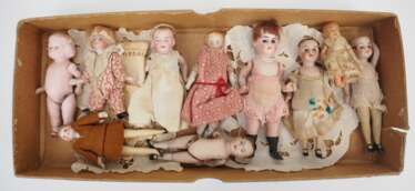 Sammlung Miniatur-Puppen.
