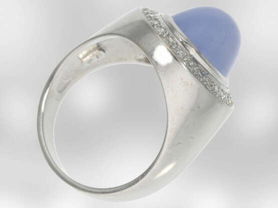Ring: schöner Weißgoldring mit Chalzedon und Diamanten, 18K - Foto 2