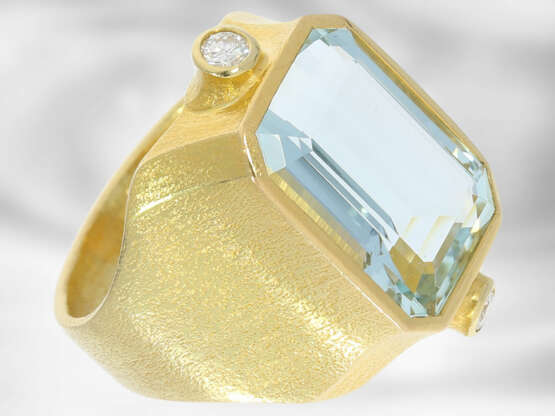 Ring: interessanter Goldschmiedering mit Aquamarin und Brillanten, 18K Gelbgold - фото 1