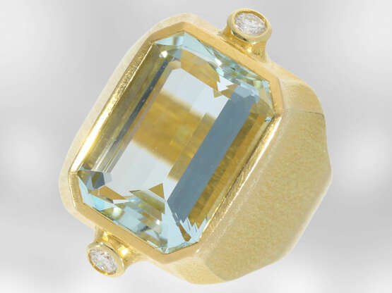 Ring: interessanter Goldschmiedering mit Aquamarin und Brillanten, 18K Gelbgold - фото 2