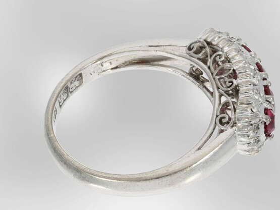 Ring: dekorativer weißgoldener Rubinring mit Diamantbesatz, 18K Weißgold, vintage Goldschmiedearbeit aus England - Foto 2