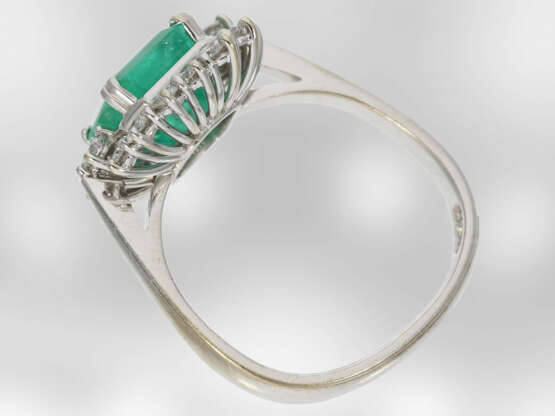 Ring: weißgoldener Smaragdring mit Brillanten, insgesamt ca. 2,72ct, 14K Gold, Hofjuwelier Roesner, NP DM 11400,- mit Originaletikett - фото 3