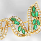 Brosche/Nadel: neuwertige Smaragd/Brillantbrosche in dekorativem Design, Handarbeit aus 18K Gold, Hofjuwelier Roesner, new-old-stock - photo 1