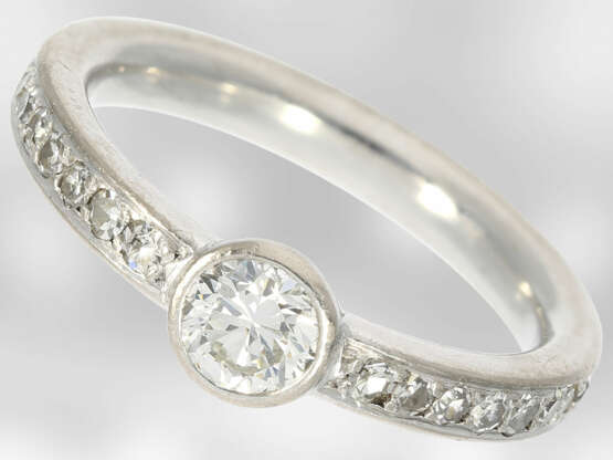 Ring: weißgoldener Goldschmiedering mit Brillant-/Diamantbesatz, solide Handarbeit - photo 1