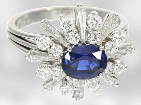 Ring: sehr attraktiver vintage Saphir-/Diamantring, insgesamt ca. 2,75ct, 18K Weißgold, Handarbeit Hofjuwelier Roesner - photo 2