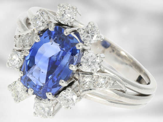 Ring: dekorativer Ring mit feinem Saphir und Diamanten, insgesamt ca. 2,73ct, 14K Weißgold, angefertigt 1968, mit Zertifikat - фото 1