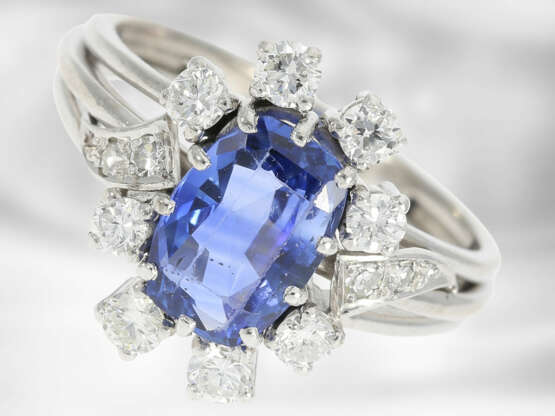 Ring: dekorativer Ring mit feinem Saphir und Diamanten, insgesamt ca. 2,73ct, 14K Weißgold, angefertigt 1968, mit Zertifikat - photo 2