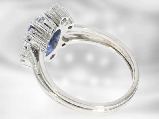 Ring: dekorativer Ring mit feinem Saphir und Diamanten, insgesamt ca. 2,73ct, 14K Weißgold, angefertigt 1968, mit Zertifikat - фото 3