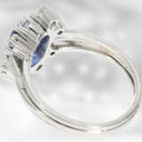 Ring: dekorativer Ring mit feinem Saphir und Diamanten, insgesamt ca. 2,73ct, 14K Weißgold, angefertigt 1968, mit Zertifikat - Foto 3