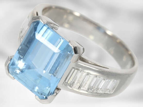 Ring: moderner neuwertiger Aquamarin-Weißgoldring mit hochfeinen Diamanten, insgesamt ca. 6,2ct, 18K Gold - photo 1
