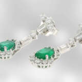 Ohrschmuck: edle Damenohrringe mit Diamanten/Brillanten und sehr schönen Smaragd-Tropfen, 18K Weißgold, Hofjuwelier Roesner - фото 2