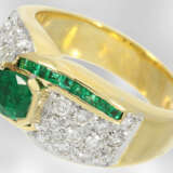 Ring: sehr dekorativer Smaragd-/Brillantring, insgesamt ca. 1,74ct, 18K Gelbgold, hochwertiger Markenschmuck Damiani, Italien - фото 2