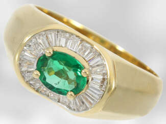Ring: attraktiver Smaragdring mit Diamanten in hochwertiger Ballerina-Fassung, insgesamt ca. 1,14ct, 18K Gelbgold