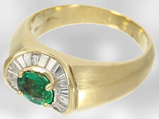 Ring: attraktiver Smaragdring mit Diamanten in hochwertiger Ballerina-Fassung, insgesamt ca. 1,14ct, 18K Gelbgold - фото 2