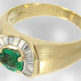 Ring: attraktiver Smaragdring mit Diamanten in hochwertiger Ballerina-Fassung, insgesamt ca. 1,14ct, 18K Gelbgold - Foto 2