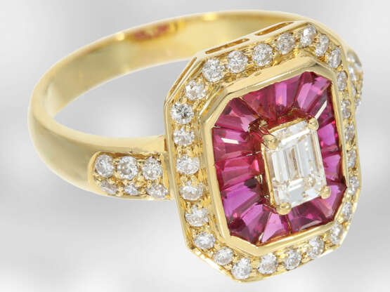 Ring: dekorativer Gelbgoldring mit Rubinen und Diamanten, insgesamt ca. 2,56ct, 18K Gold, Hofjuwelier Roesner - photo 3