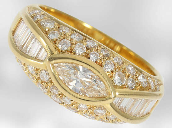 Ring/Ohrschmuck: dekoratives vintage Schmuckset aus Ring und Ohrclips mit Diamanten, insgesamt ca. 4,41ct, 18K Gold - photo 2