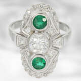 Ring: dekorativer Brillant-/Smaragdring im Art déco Stil, insgesamt ca. 2,04ct, 14K Weißgold, Hofjuwelier Roesner, NP lt Originaletikett DM 12320,- - фото 2