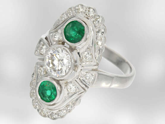 Ring: dekorativer Brillant-/Smaragdring im Art déco Stil, insgesamt ca. 2,04ct, 14K Weißgold, Hofjuwelier Roesner, NP lt Originaletikett DM 12320,- - photo 3