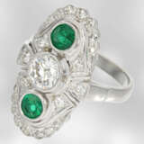 Ring: dekorativer Brillant-/Smaragdring im Art déco Stil, insgesamt ca. 2,04ct, 14K Weißgold, Hofjuwelier Roesner, NP lt Originaletikett DM 12320,- - Foto 3