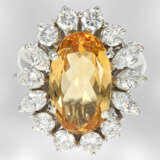 Ring: edler Blütenring mit feinem Diamant/Brillantbesatz sowie schönem Goldtopas, 18K Weißgold - photo 1