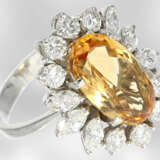 Ring: edler Blütenring mit feinem Diamant/Brillantbesatz sowie schönem Goldtopas, 18K Weißgold - photo 2