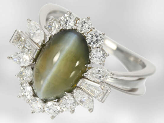Ring: unikater und äußerst kostbarer Diamantring mit Chrysoberyll-Katzenauge, insgesamt ca. 7,12ct, 18K Weißgold - photo 2
