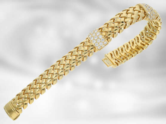 Armband: Tiffany & Co., nahezu neuwertiges Armband aus der Kollektion "Vannerie" mit Brillantbesatz, insgesamt ca. 1,6ct, 18K Gold, 1995, mit Original-Etui und Box - photo 3