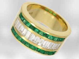 Ring: dekorativer breiter Gelbgoldring mit Smaragden und feinsten Diamanten, insgesamt ca. 2,47ct, 18K Gold, NP ca.8400€