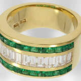 Ring: dekorativer breiter Gelbgoldring mit Smaragden und feinsten Diamanten, insgesamt ca. 2,47ct, 18K Gold, NP ca.8400€ - фото 2