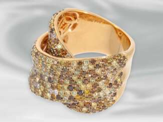 Ring: geschmackvoller und dekorativ gestalteter, moderner italienischer Designer-Goldschmiedering mit zahlreichen fancy Brillanten, insgesamt 4,36ct