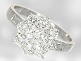 Ring: sehr schöner Blütenring mit Brillantbesatz, insgesamt ca. 2,04ct, 18K Weißgold, Hofjuwelier Roesner
