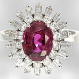 Ring: hochwertiger Blütenring mit feinem Rubin-/Diamantbesatz, insgesamt ca. 3,5ct, Handarbeit aus 18K Weißgold, Spitzenqualität von Hofjuwelier Roesner - фото 1