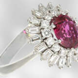 Ring: hochwertiger Blütenring mit feinem Rubin-/Diamantbesatz, insgesamt ca. 3,5ct, Handarbeit aus 18K Weißgold, Spitzenqualität von Hofjuwelier Roesner - photo 2