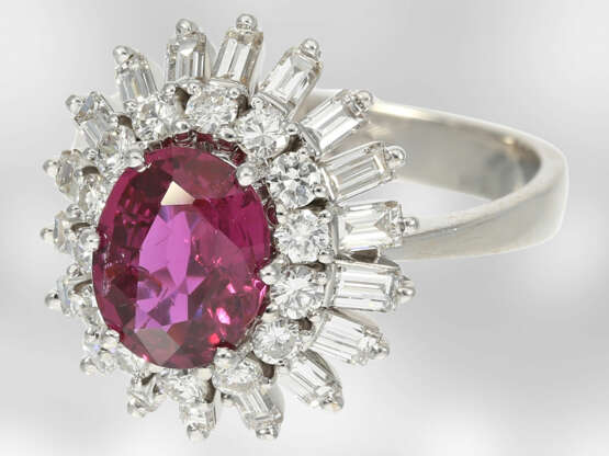 Ring: hochwertiger Blütenring mit feinem Rubin-/Diamantbesatz, insgesamt ca. 3,5ct, Handarbeit aus 18K Weißgold, Spitzenqualität von Hofjuwelier Roesner - фото 3