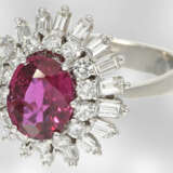 Ring: hochwertiger Blütenring mit feinem Rubin-/Diamantbesatz, insgesamt ca. 3,5ct, Handarbeit aus 18K Weißgold, Spitzenqualität von Hofjuwelier Roesner - photo 3