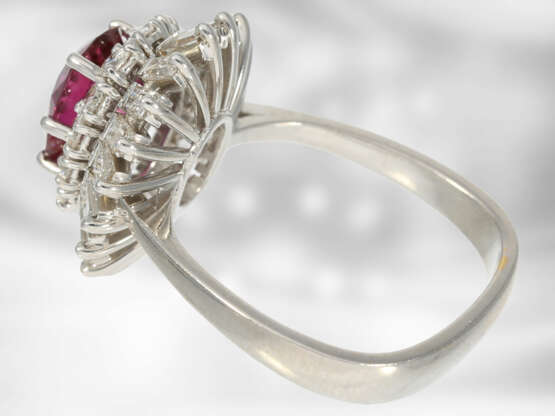 Ring: hochwertiger Blütenring mit feinem Rubin-/Diamantbesatz, insgesamt ca. 3,5ct, Handarbeit aus 18K Weißgold, Spitzenqualität von Hofjuwelier Roesner - фото 4
