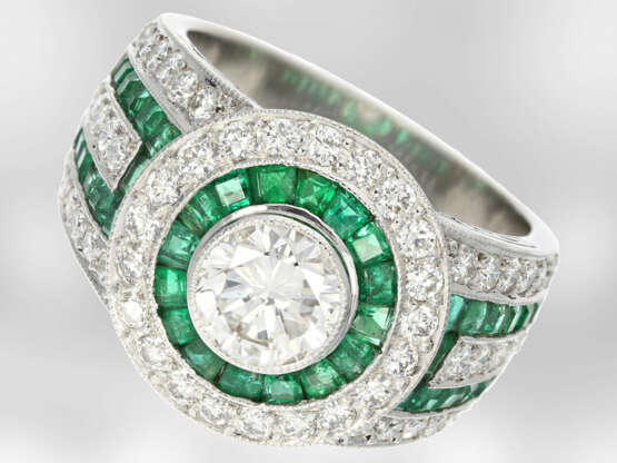 Ring: hochwertiger und einzigartiger Platinring mit Einkaräter, Brillanten und Smaragden, insgesamt ca. 2,24ct, Spitzenqualität von Hofjuwelier Roesner - photo 1