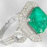 Ring: edler, hochwertiger Smaragdring mit Brillantbesatz, insgesamt ca. 4ct, 14K Weißgold - photo 1