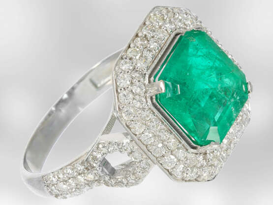 Ring: edler, hochwertiger Smaragdring mit Brillantbesatz, insgesamt ca. 4ct, 14K Weißgold - фото 1