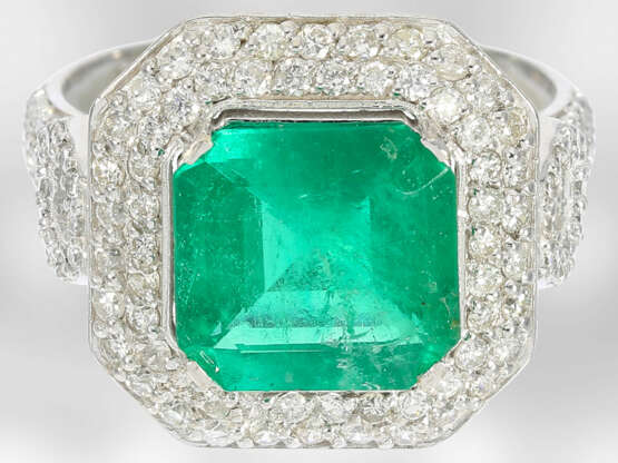 Ring: edler, hochwertiger Smaragdring mit Brillantbesatz, insgesamt ca. 4ct, 14K Weißgold - Foto 2