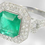Ring: edler, hochwertiger Smaragdring mit Brillantbesatz, insgesamt ca. 4ct, 14K Weißgold - фото 3